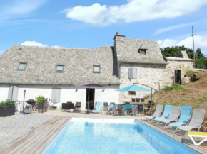 Villa spacieuse à Vieillevie avec piscine privée - 180 m²